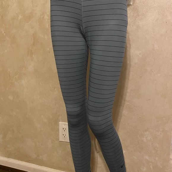 Nike gray leggings - Picture 2 of 4